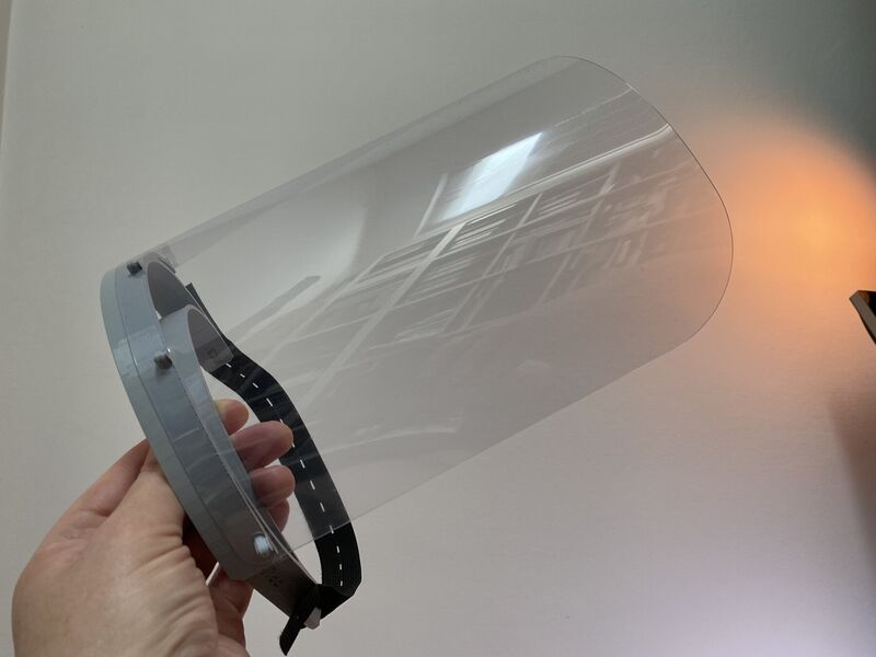 Corona-Visor aus dem 3D-Drucker — gedrucktes Stirnteil mit formgeschnittener Schutzfolie